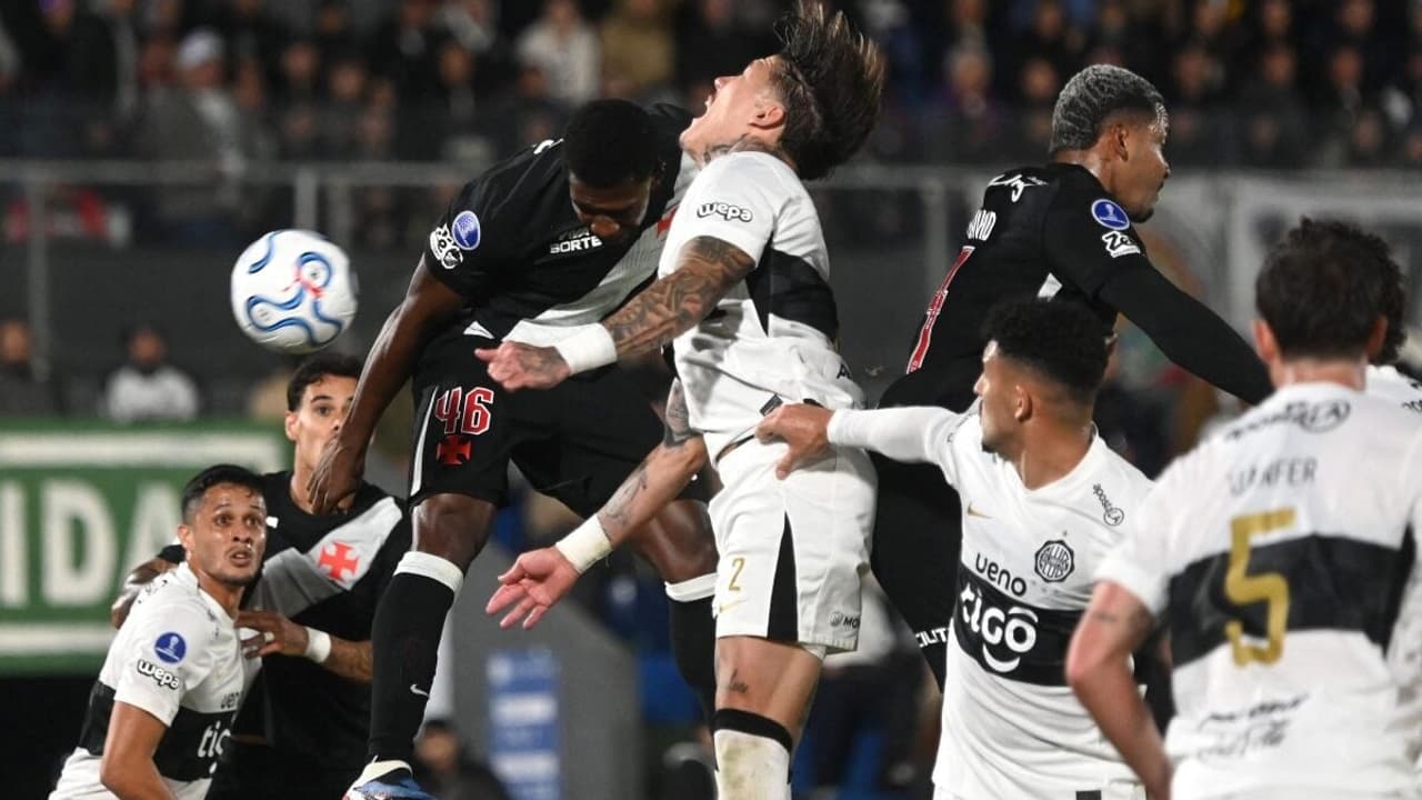 Erro de Marino Hinestroza revolta torcida do Vasco na derrota para o Olimpia — Futebol