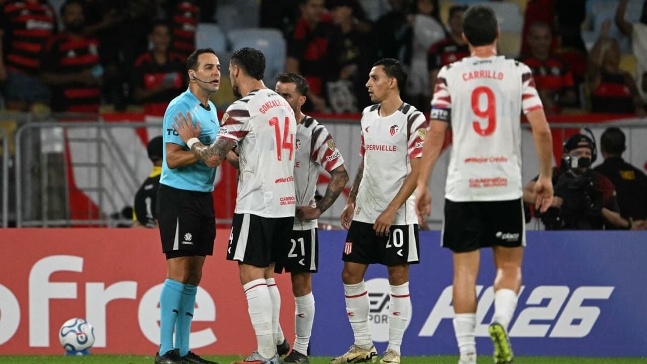 Decisão do VAR em lance de Bruno Henrique revolta a torcida do Flamengo na Libertadores — Futebol