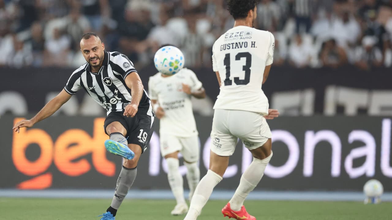 Arthur Cabral brilha com hat-trick e Botafogo supera Corinthians no Nilton Santos — Futebol