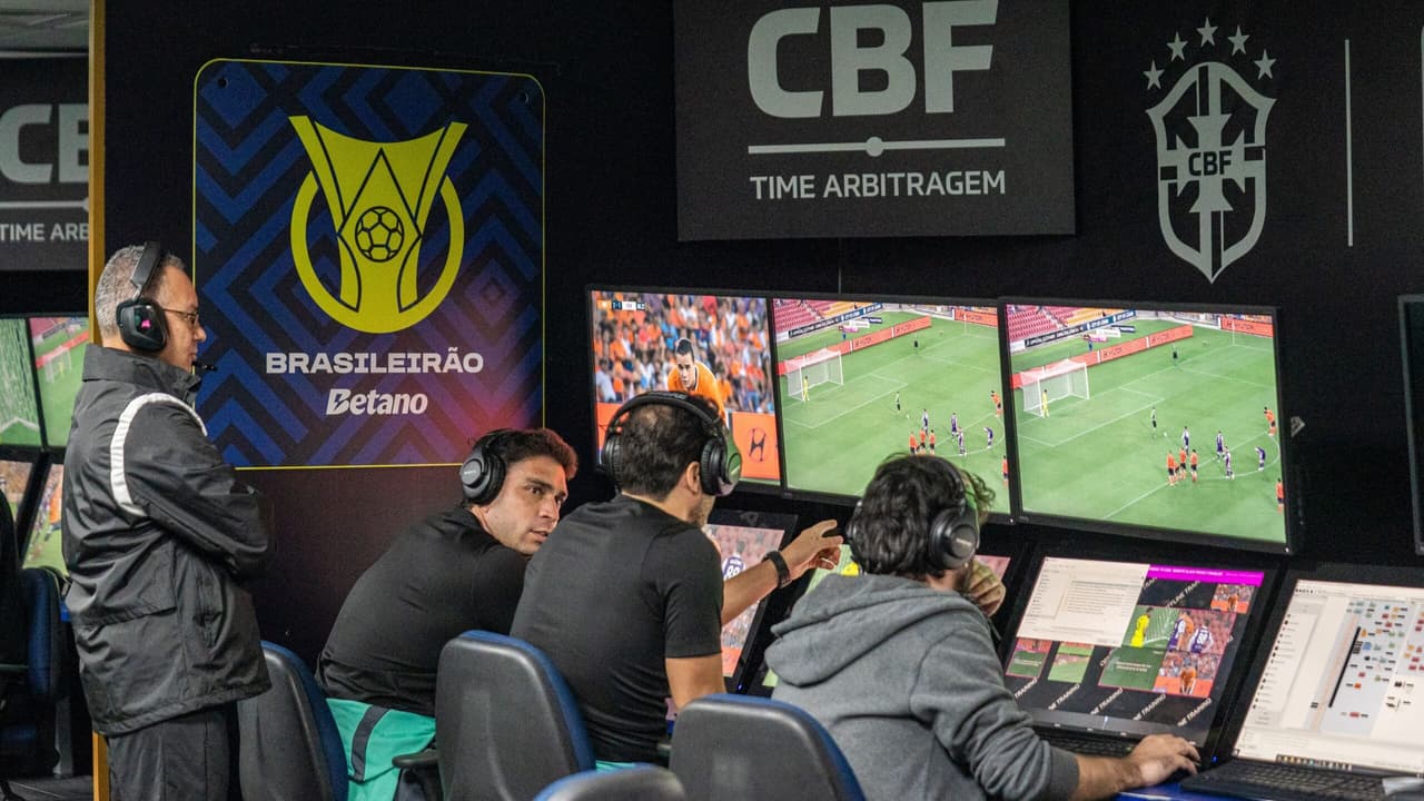 VAR domina Brasileirão: 68 revisões, 2h de paralisação e polêmicas sem fim nas 14 rodadas iniciais — Futebol