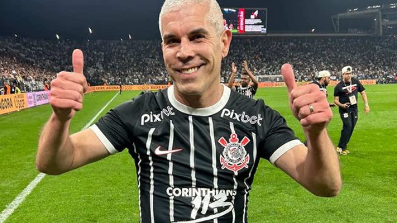 Corinthians aplica aula tática no Botafogo e vence por 4 a 2 em campo neutro no Brasileirão 2001 — Futebol