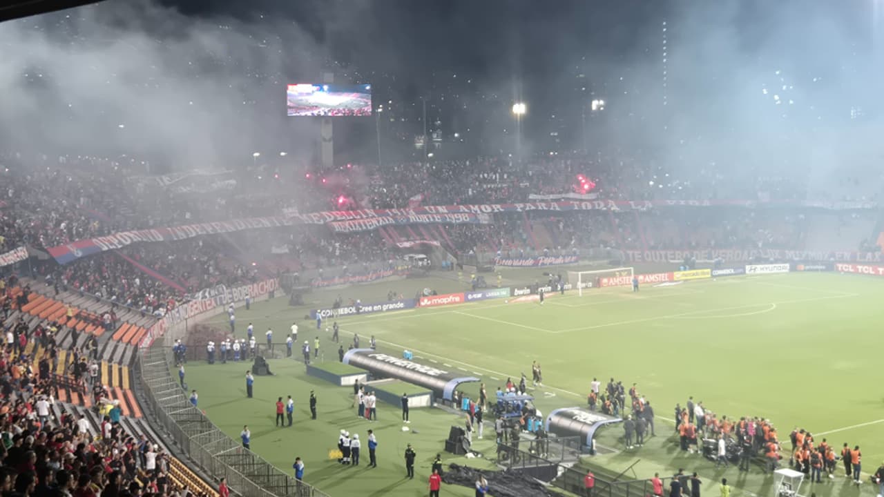 Libertadores: Confronto do Flamengo na Colômbia Interrompido por Protestos e Confusão em Campo