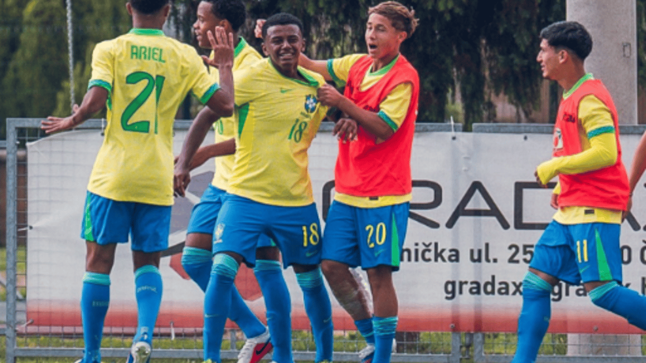 Diego Bento, joia do Vasco, marca golaço na vitória da Seleção Sub-15 sobre a Inglaterra — Futebol
