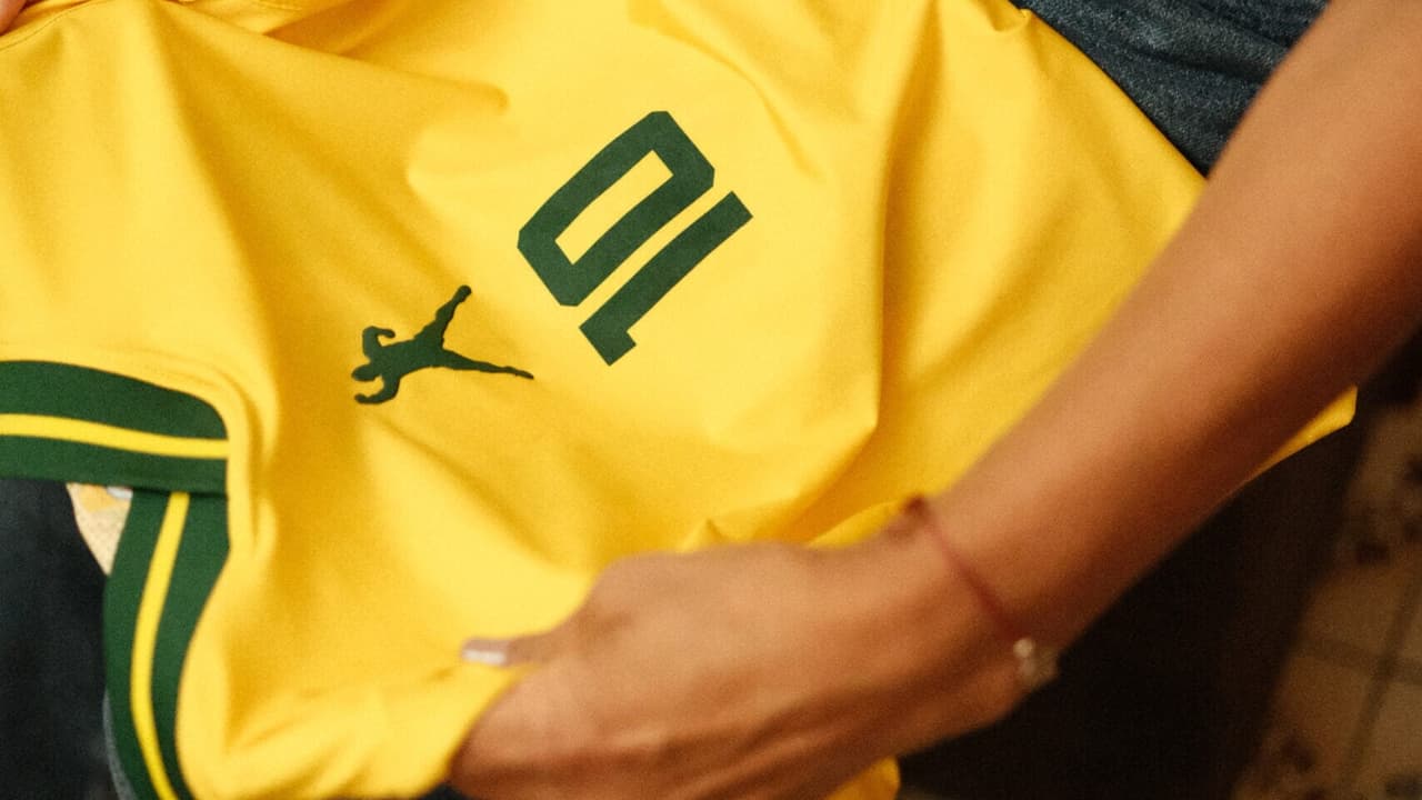 Athleta e Pelé celebram o Rei com camisa oficial para a Copa do Mundo — Futebol