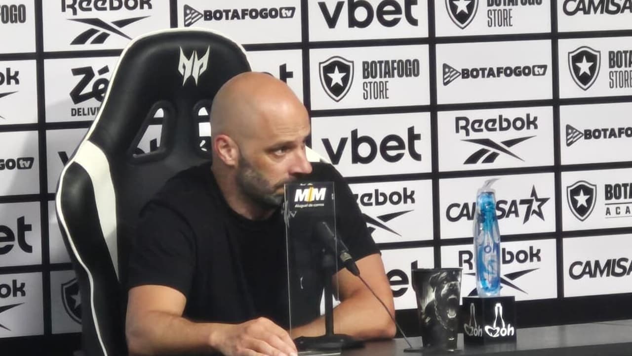 Franclim Carvalho mantém confiança no esquema tático do Botafogo mesmo após revés contra o Remo — Futebol