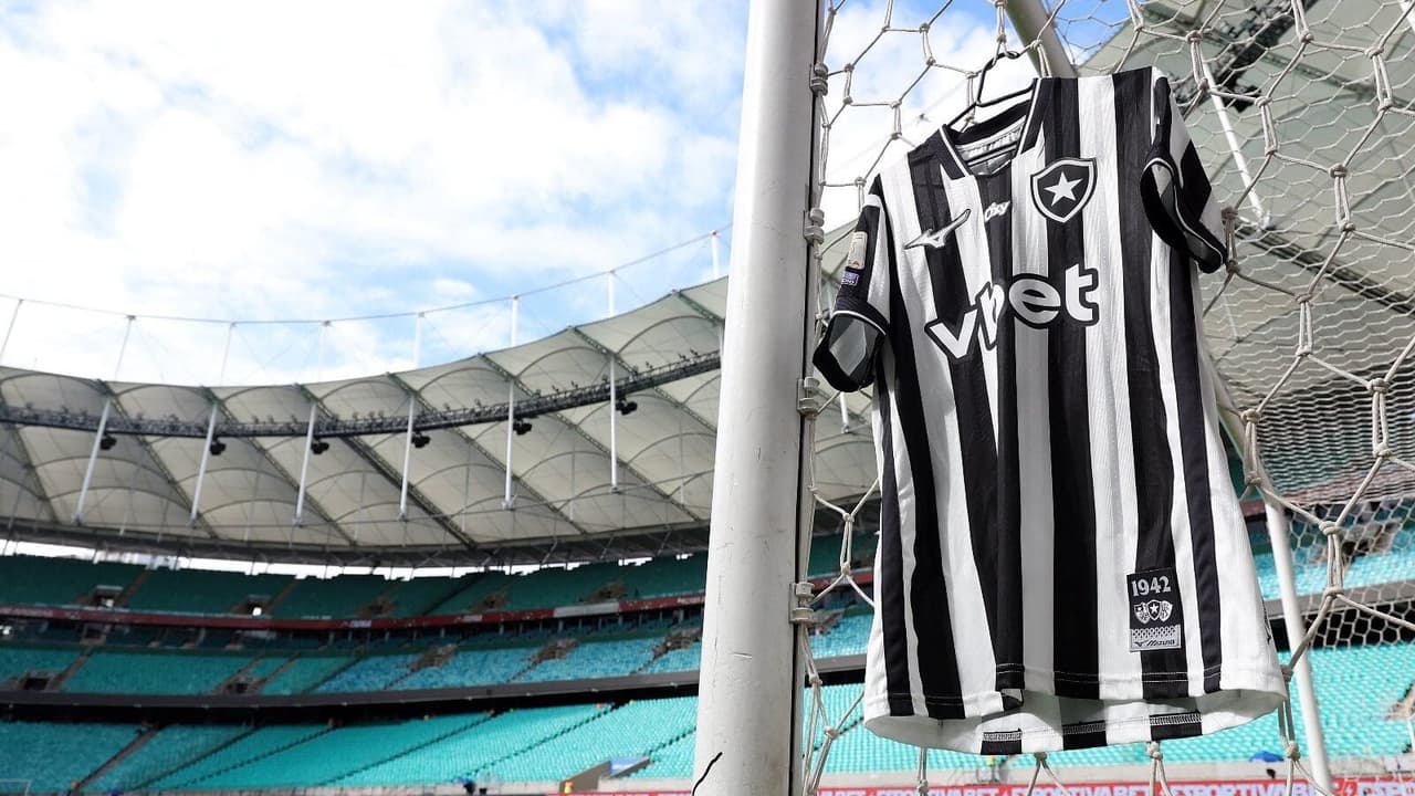 Ein entschlossener Botafogo-Fußballspieler im Einsatz während eines Stadionmatches.