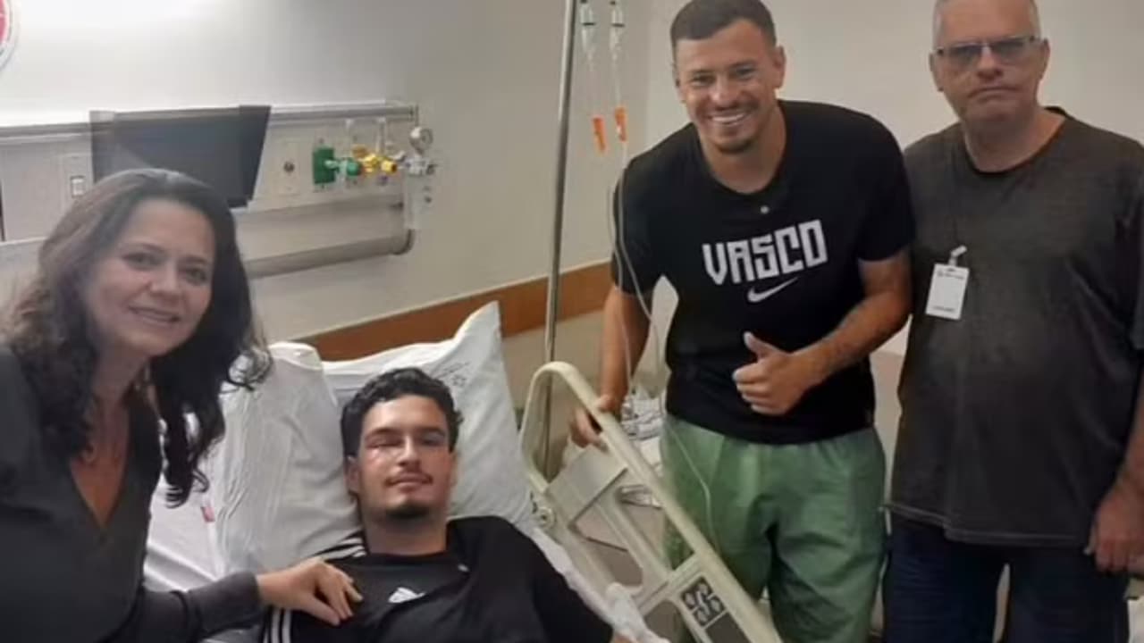 Hugo Moura visita torcedor vascaíno que perdeu visão em confusão no Maracanã e emociona com gesto solidário — Futebol