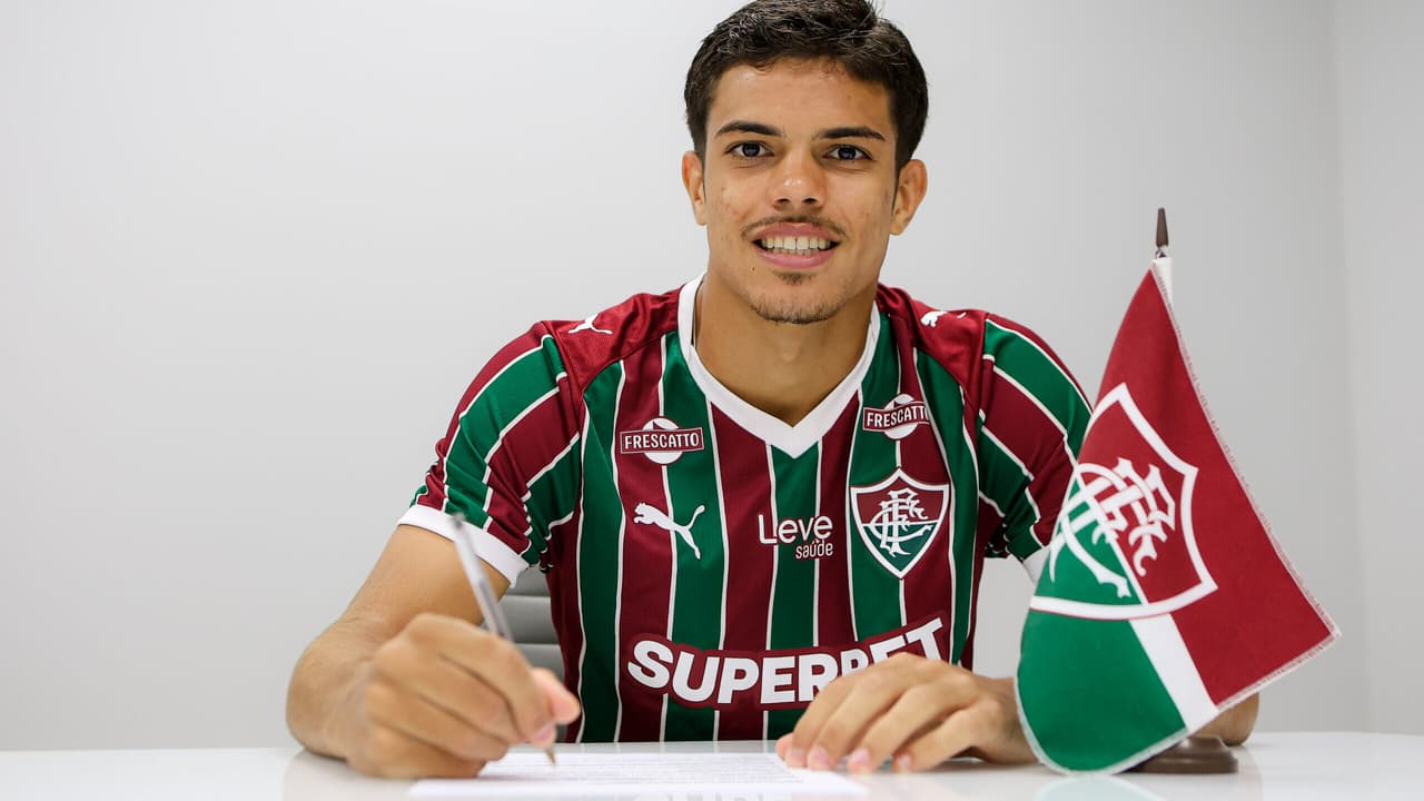 Fluminense garante futuro da base e renova com lateral Júlio Fidelis até 2031 — Futebol