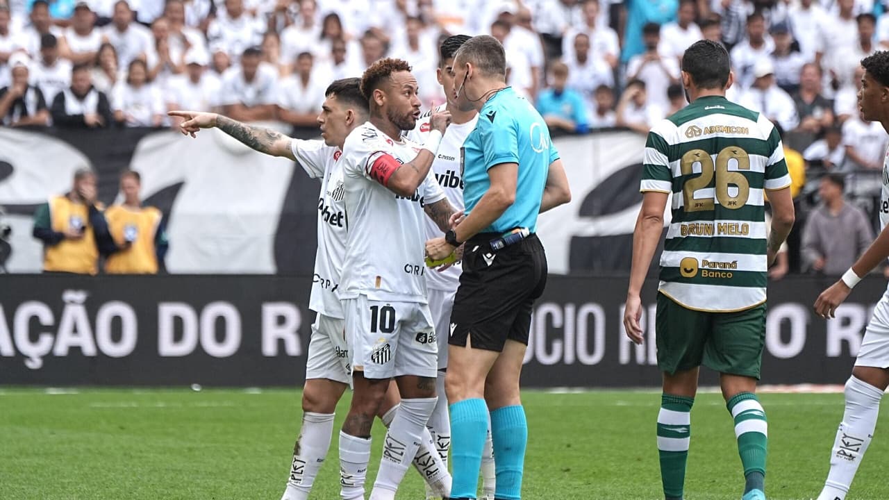 Confusão na arbitragem: por que Neymar não voltou ao campo após erro de substituição — Futebol