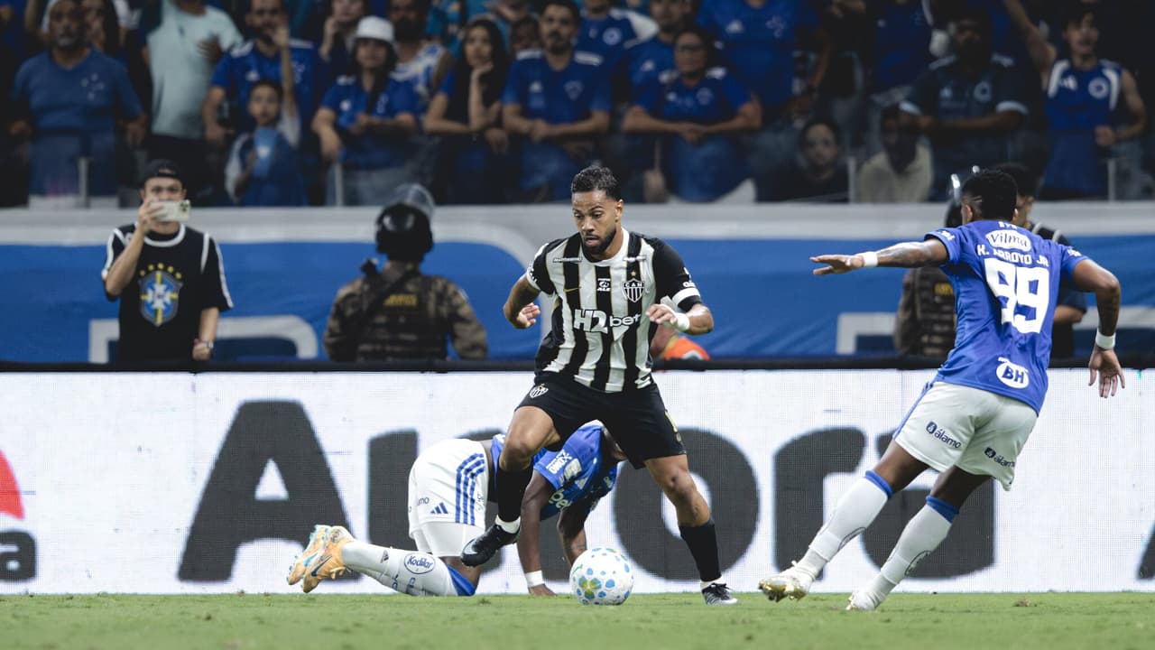 Renan Lodi explode em emoção, homenageia Hulk e dá bronca em Lyanco após triunfo do Galo — Futebol