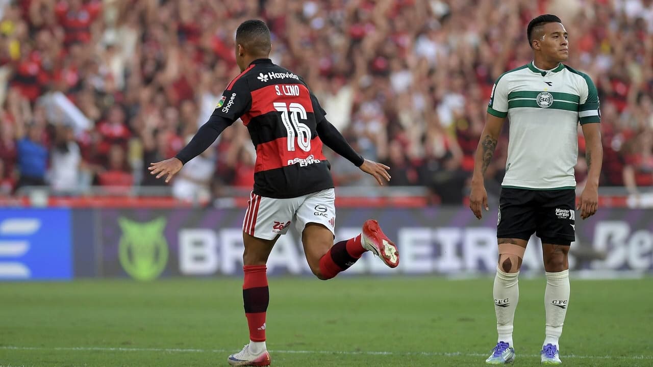 Samuel Lino decide, Flamengo goleia o Coritiba e se mantém na vice-liderança — Futebol