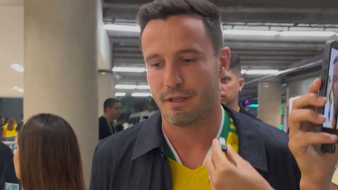 Saúl Ñíguez vibra com a Seleção no Maracanã e apoia companheiros do Flamengo rumo à Copa — Futebol