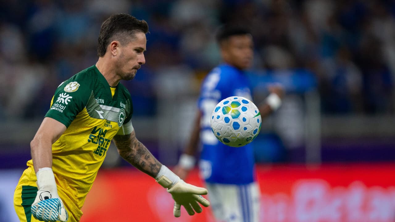 Lesão grave de Tadeu comove na eliminação do Goiás para o Cruzeiro na Copa do Brasil — Futebol
