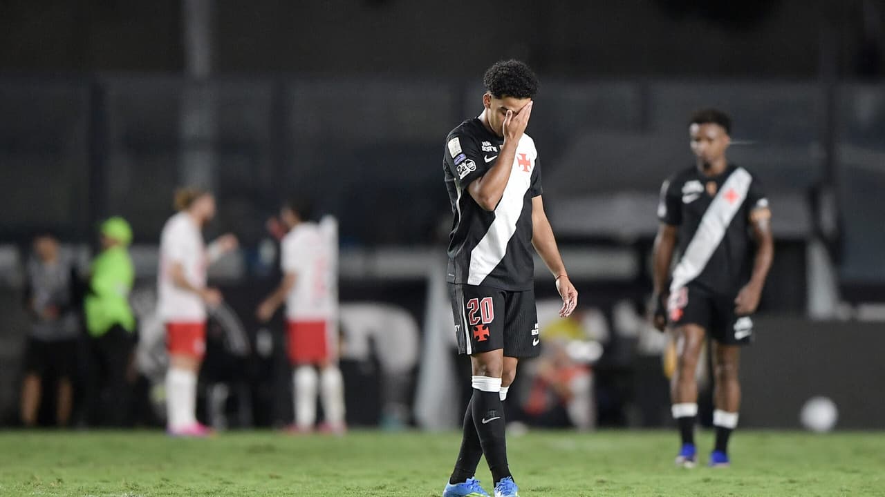 Vasco é vaiado em São Januário, perde por 3 a 0 para o Bragantino e cola no Z-4 — Futebol
