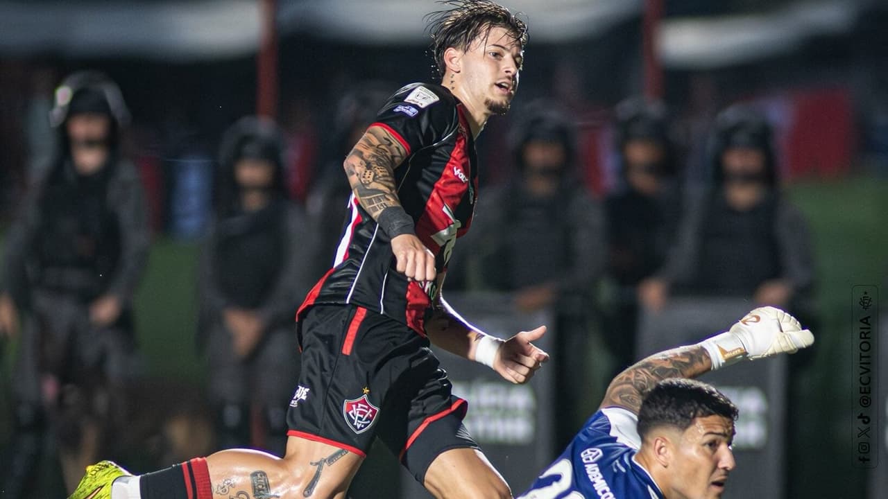 Vitória massacra Coritiba com 4 a 1, enquanto Athletico e Grêmio empatam em 0 a 0 na 14ª rodada do Brasileirão — Futebol