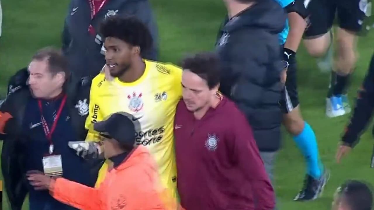 Corinthians denuncia racismo e agressões a Hugo Souza após empate na Libertadores — Futebol