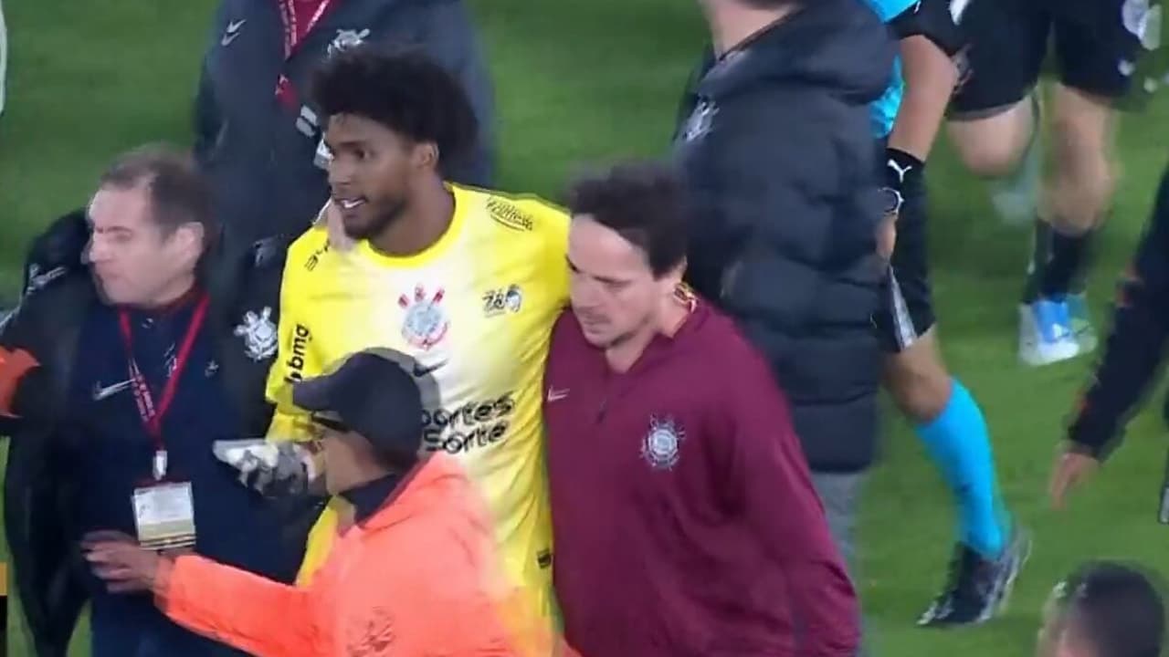 Hugo Souza é escoltado por Diniz após tumulto em Santa Fe x Corinthians