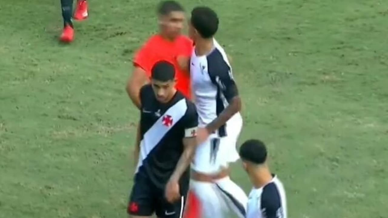 Capitão do Corinthians Envolvido em Controvérsia: Agressão a Árbitro Marca Partida do Brasileirão Sub-20
