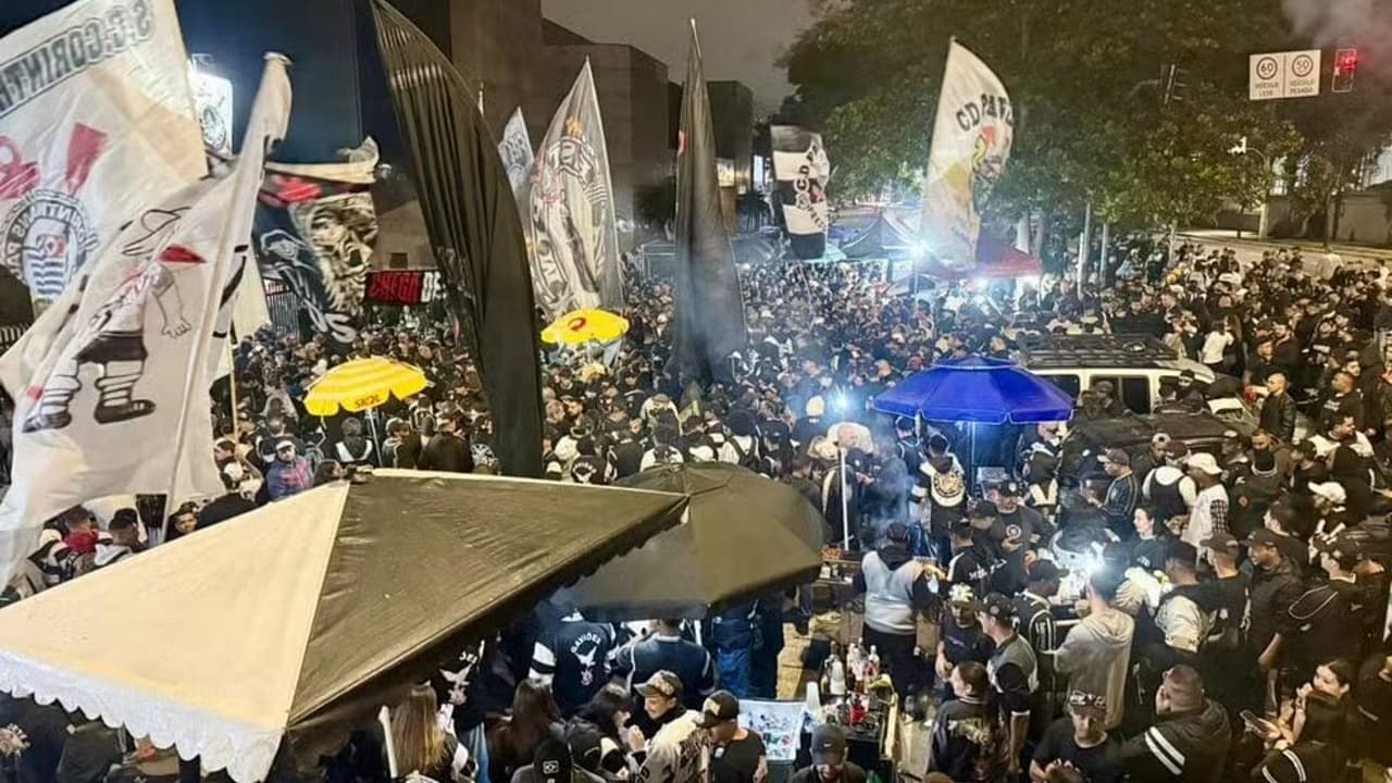 Festa e Alegria: Torcida do Corinthians Celebra Saída de Andrés Sánchez com Cerveja e Pagode