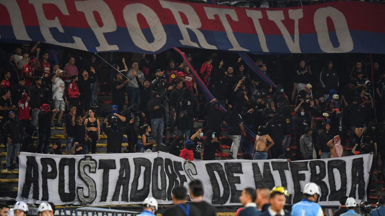 Partida entre Independiente Medellín e Flamengo na Libertadores é interrompida pela invasão de torcedores