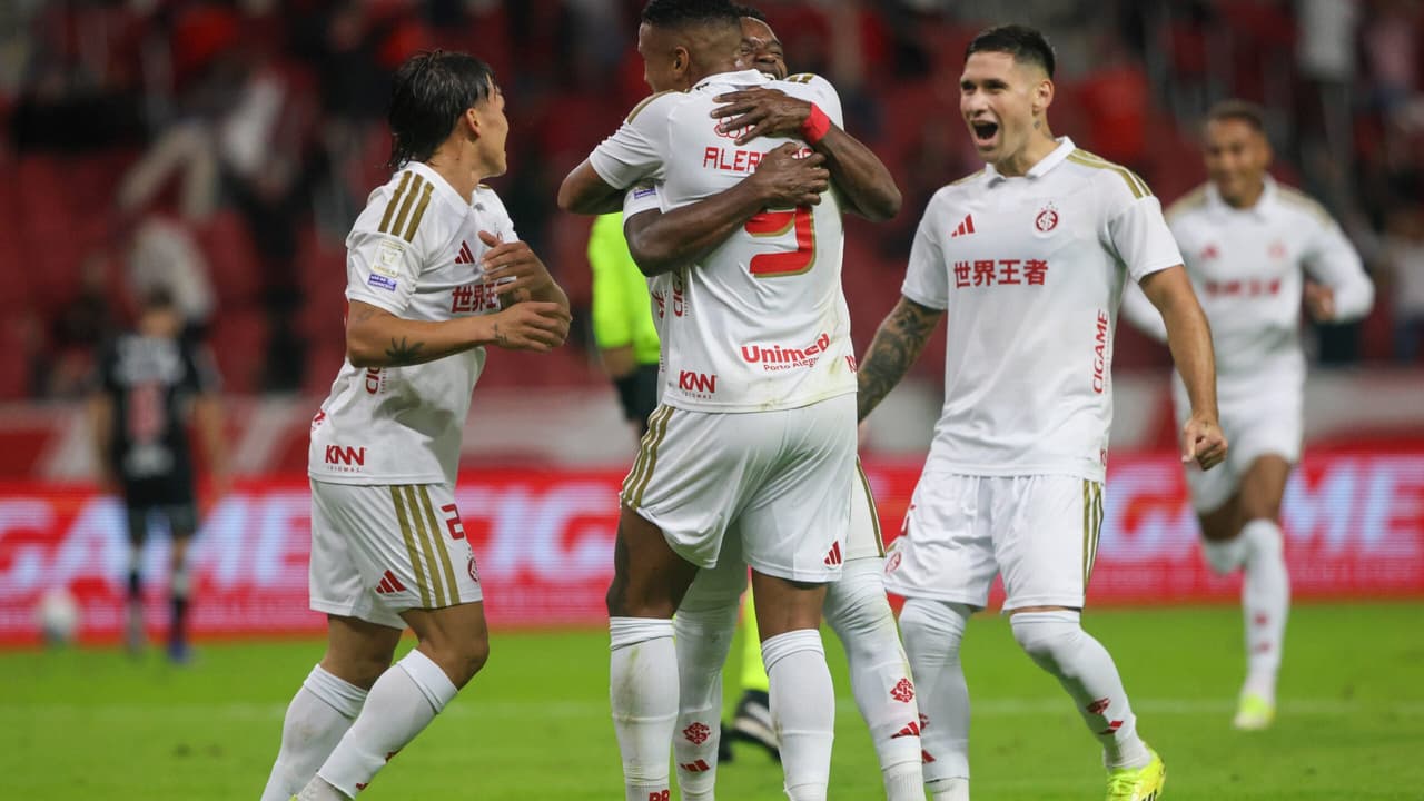 Internacional aplica goleada histórica no Vasco e sobe na tabela do Brasileirão — Futebol