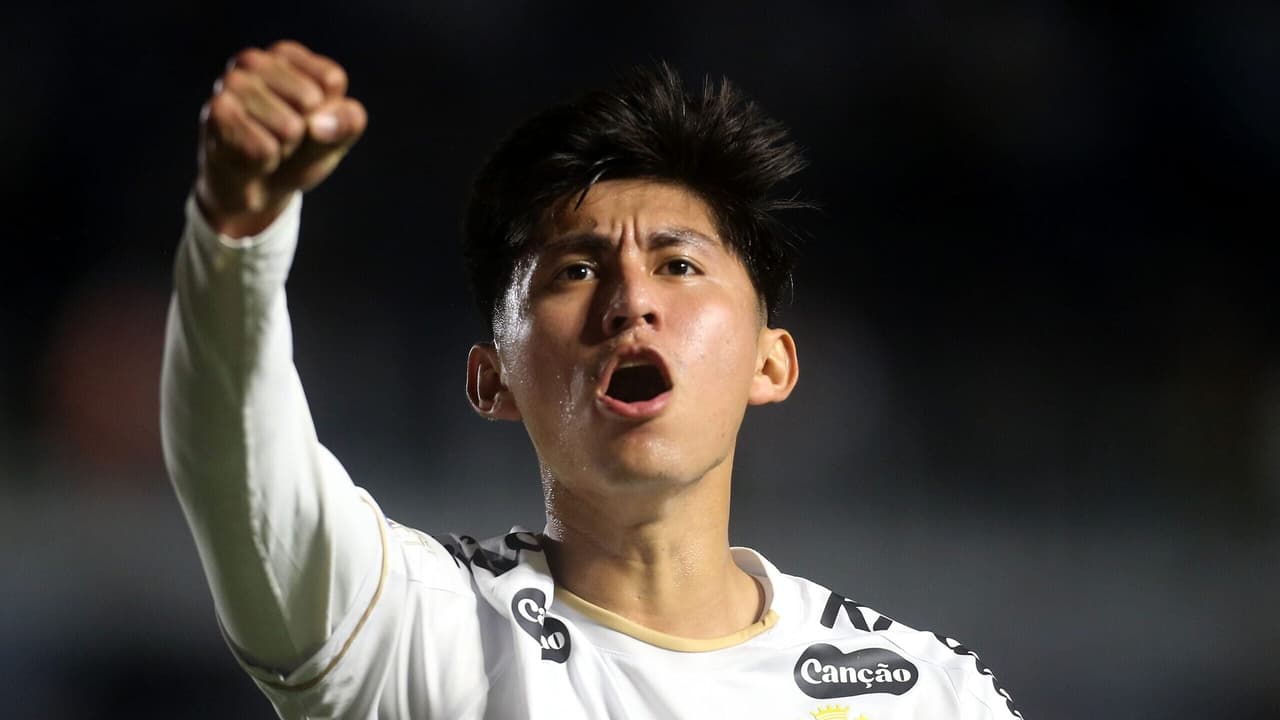 Santos supera expulsão de Gabigol, vence o Vitória e respira fora da zona de rebaixamento — Futebol