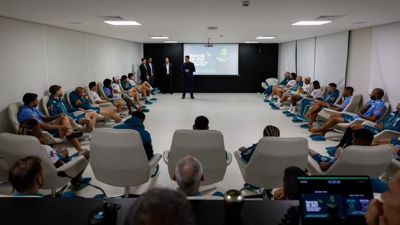 Seleção Brasileira recebe orientações sobre novas regras de arbitragem para a Copa 2026 — Futebol