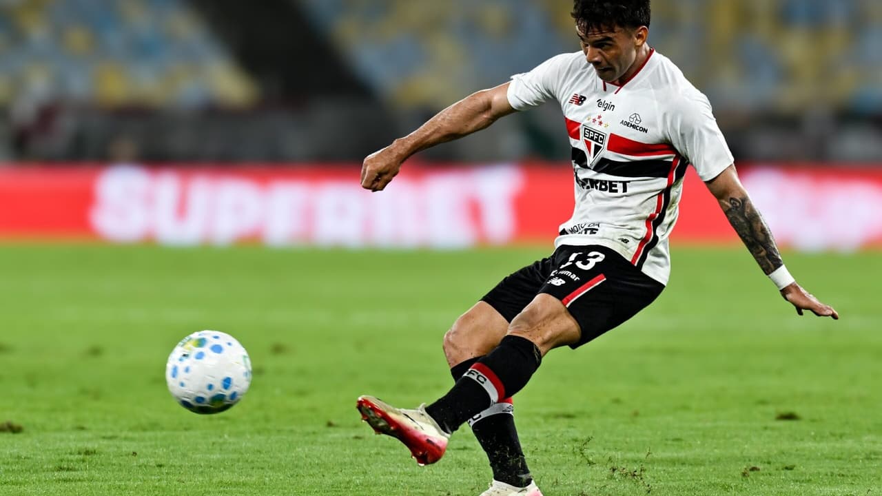 Enzo Díaz destrói placa de substituição e pode ser punido após derrota do São Paulo — Futebol