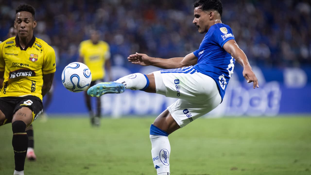 Real Betis entra na disputa por Kaiki e Cruzeiro avalia futuro do lateral — Futebol