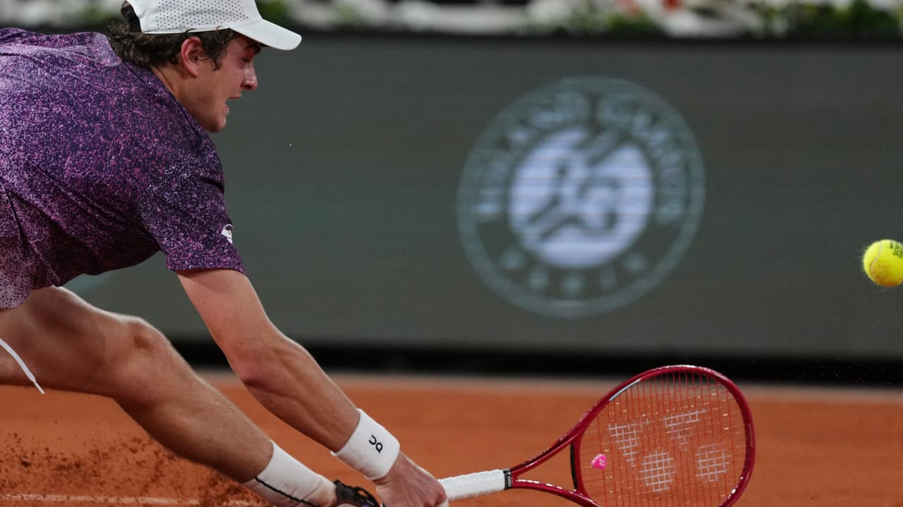 Maratona de 14 horas em Roland Garros coloca João Fonseca no top 5 histórico
