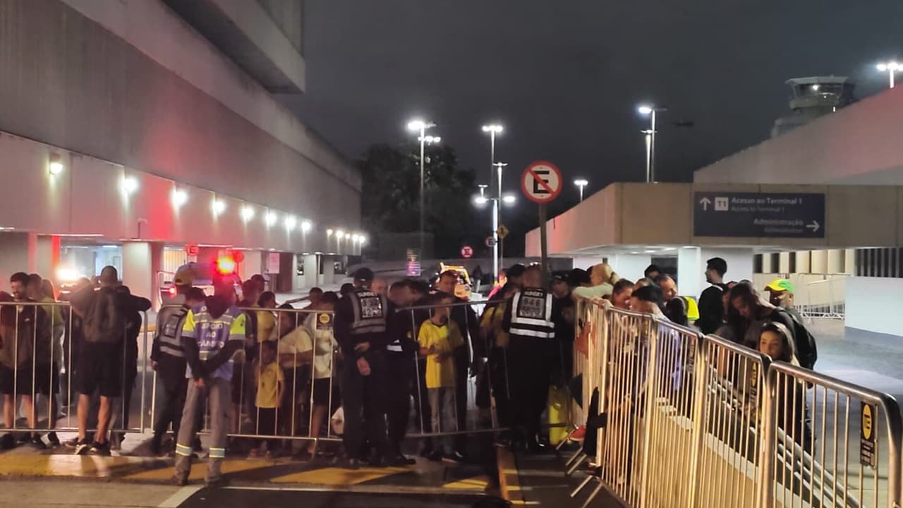 Embarque discreto da Seleção para a Copa dos EUA ganha clima de homenagens a Neymar — Futebol