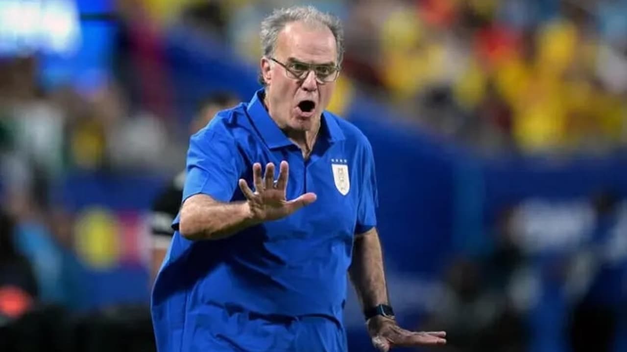 Técnico uruguaio surpreende ao convocar jogador do Vasco e deixar craque do Flamengo de fora