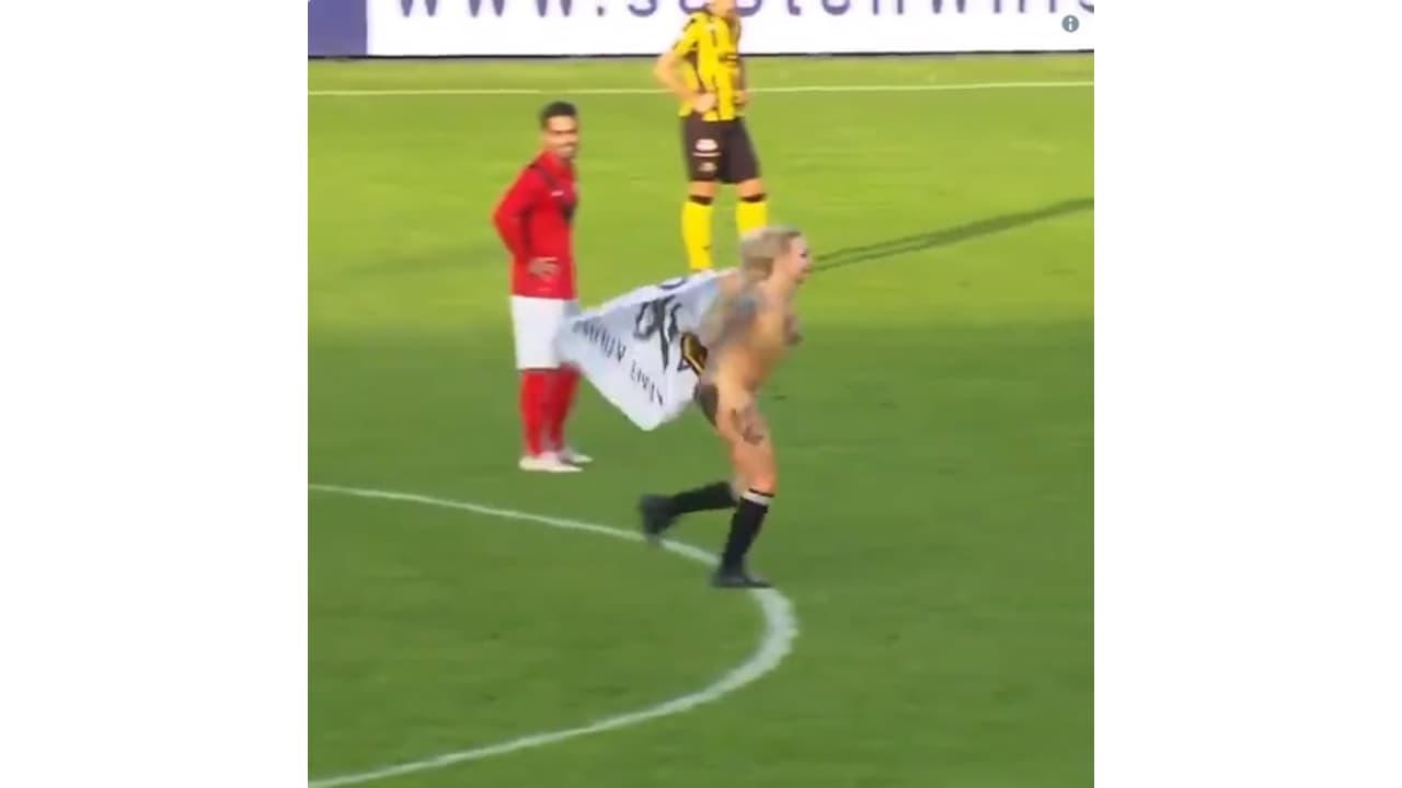 Mulher nua invade campo em partida da Segunda Divisão da Holanda - Lance!