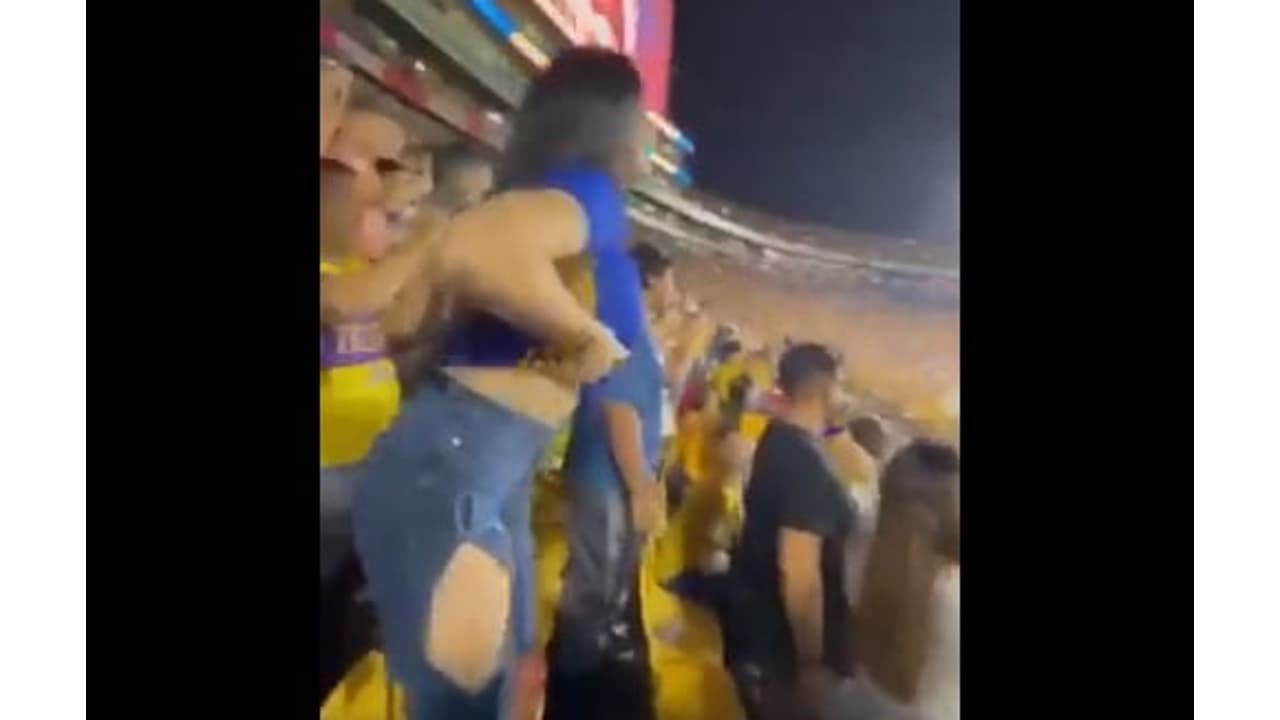 Torcedora se anima em comemoração de gol e mostra os seios em estádio -  Lance!