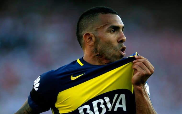 Carlos Tevez, atacante do Boca Juniors, celebra com a camisa azul e amarela.