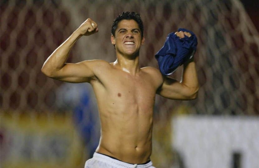 Cicinho comemora gol contra o Palmeiras, na Libertadores-2005<br>