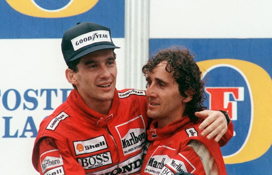 Campeão do Mundo de 1988, Ayrton Senna abraça Alain Prost