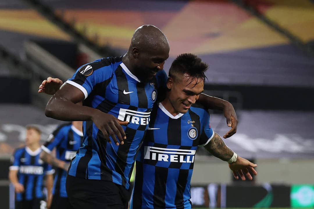 Antes da chegada de Marcus Thuram, Romelu Lukaku era o parceiro de ataque de Lautaro Martínez na Inter de Milão (Foto: LARS BARON/AFP)