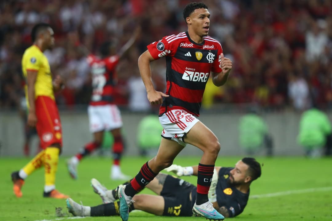 Victor Hugo comemora gol marcado na Libertadores de 2023 pelo Flamengo
