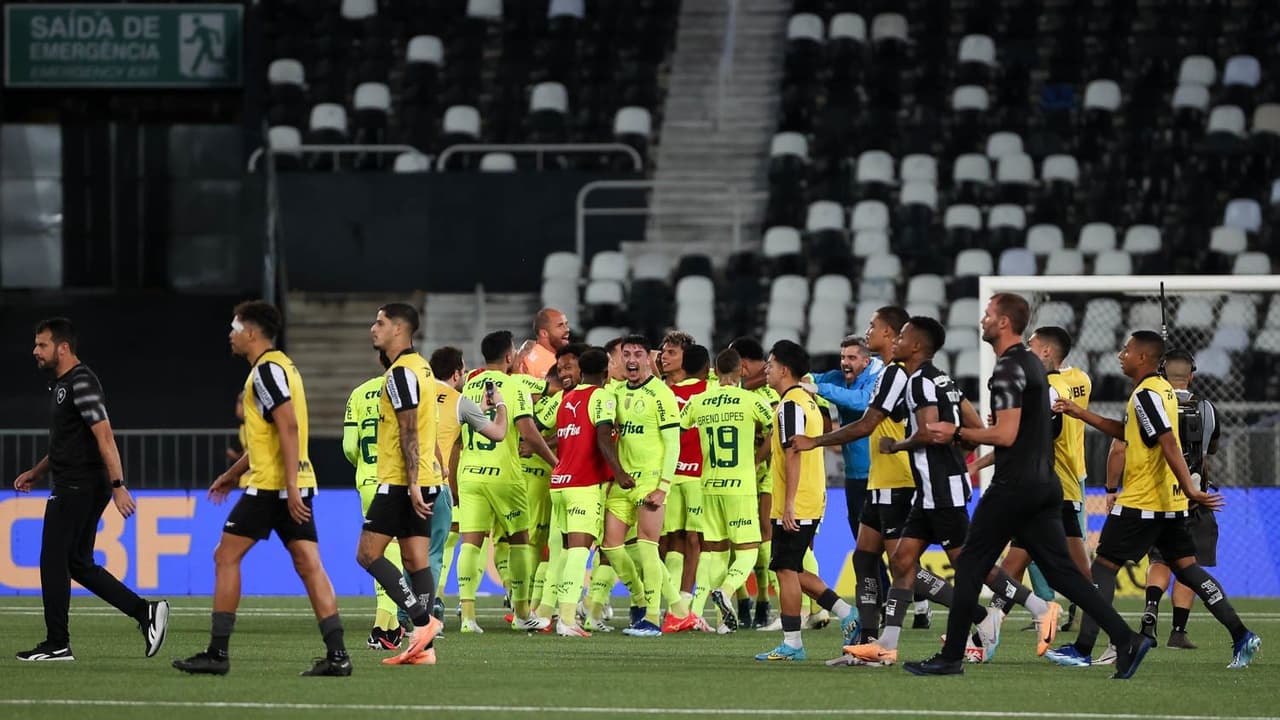 Palmeiras busca amenizar clima de rivalidade com Botafogo durante confronto.