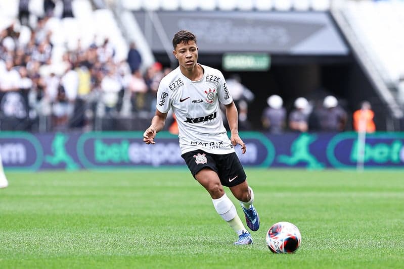 Pedrinho em ação pelo Corinthians