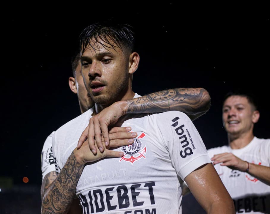 Torcedores do Corinthians criticam Romero por desempenho abaixo do esperado.