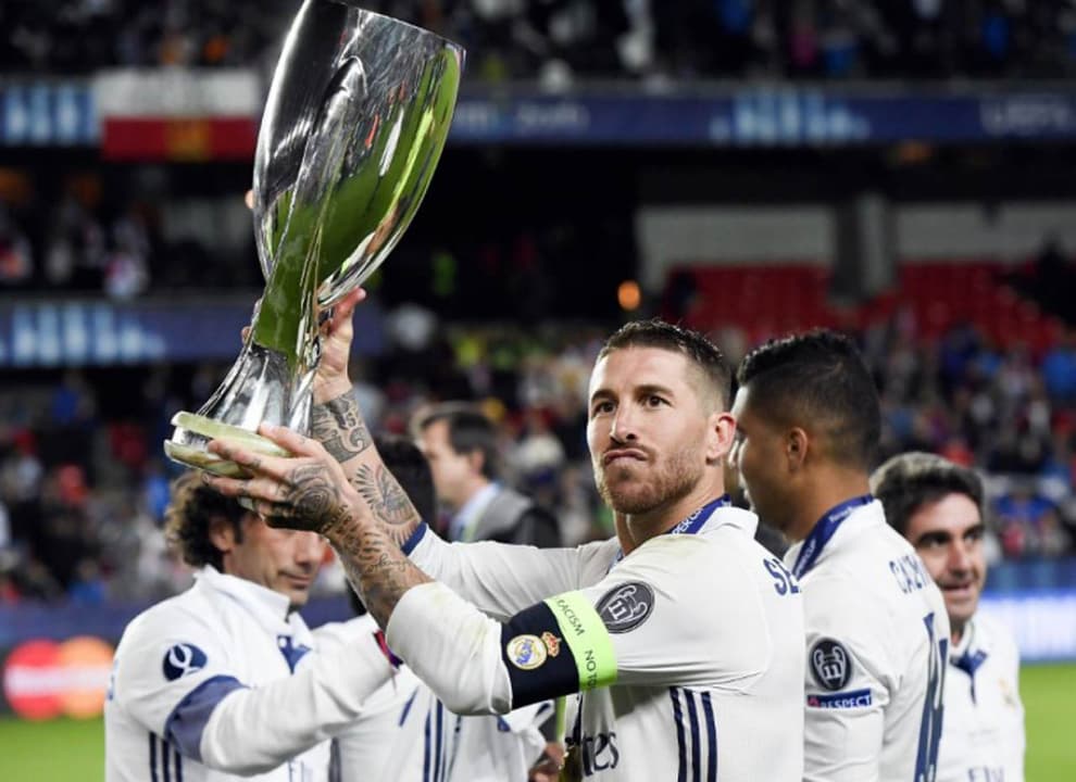 Sergio Ramos com taça conquistada pelo Real Madrid