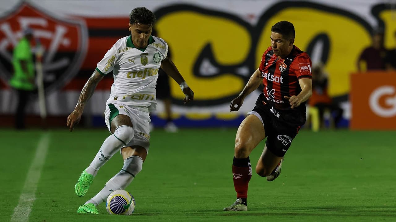 Richard Ríos e Osvaldo em ação no Barradão (Foto: Cesar Greco/Palmeiras)