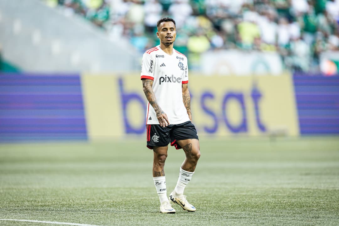 torcedores flamenguistas questionam desempenho de titular e criticam habilidades no campo.