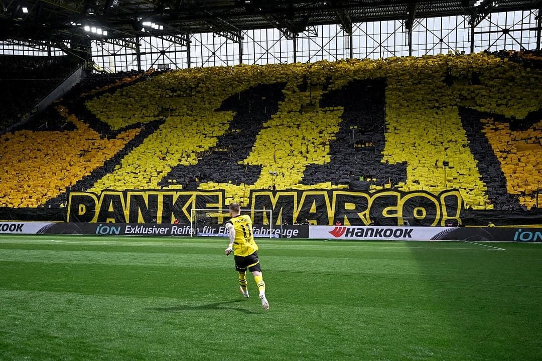 Torcida do Borussia Dortmund homenageia Marco Reus