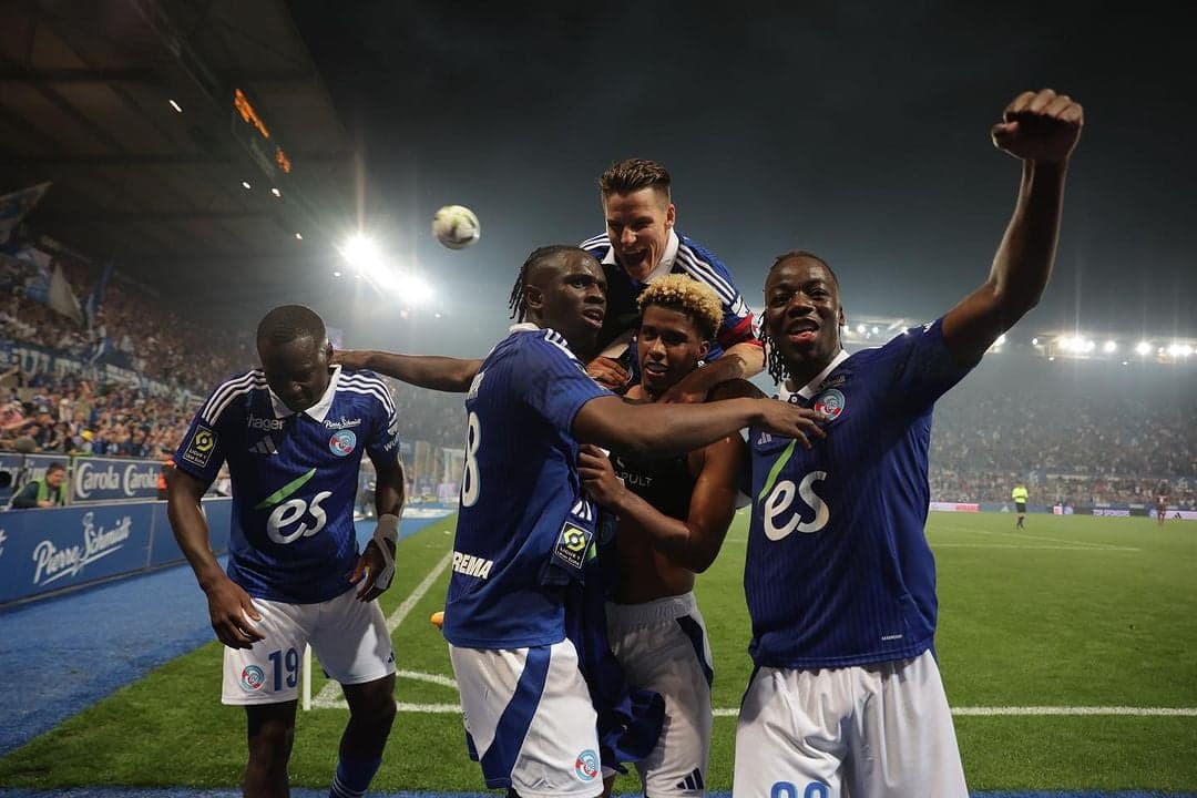 Andrey Santos comemora gol pelo Strasbourg