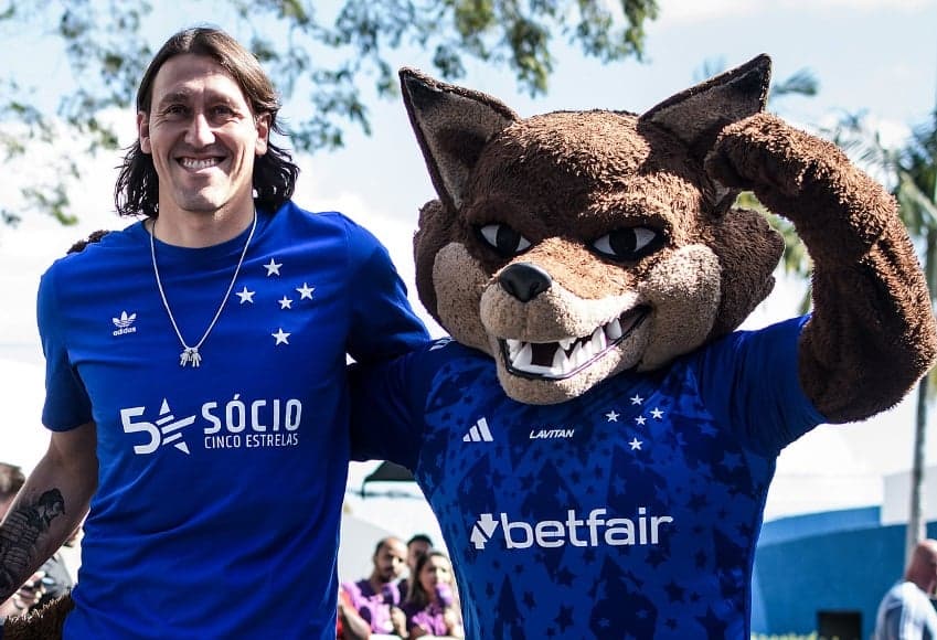 Cássio celebra estreia e almeja liderança do Cruzeiro no Brasileirão.