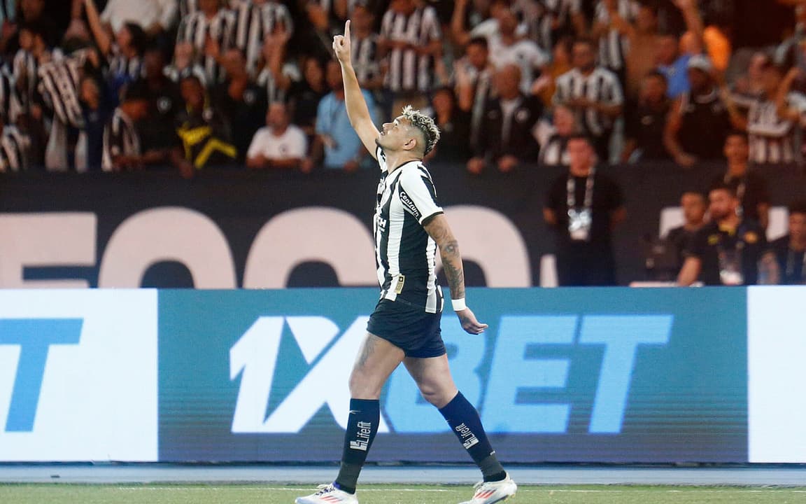 Botafogo vence Palmeiras e assume liderança isolada do Brasileirão.