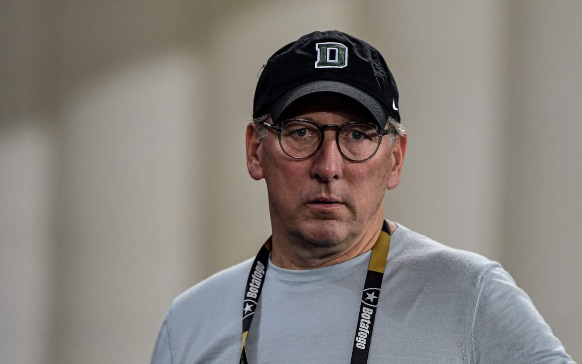 Textor pede desculpas a Leila Pereira e Ednaldo por incidente com bonecos.